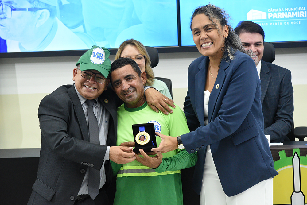 VEREADOR SERGINHO HOMENAGEIA GARIS COM A COMENDA DAMIÃO CALIXTO DOS SANTOS
