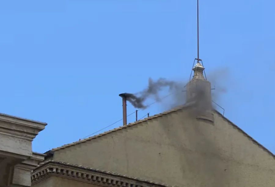 Fumaça preta na manhã desta quinta-feira (8) indica que conclave ainda não elegeu novo papa