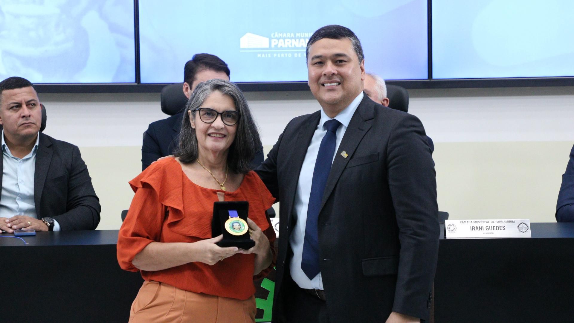 VEREDOR EURICO DA JAPÃO HOMENAGEIA ENFERMEIRA MÁRCIA CRISTINA COM COMENDA ANA NERI