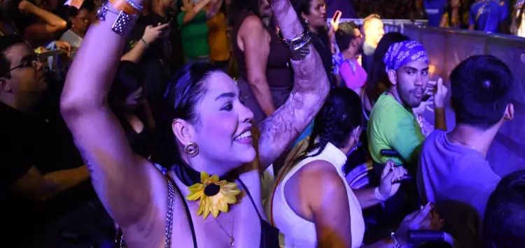 Área PCD recebe enfermeira, que teve corpo queimado em explosão em posto de gasolina, para curtir São João de Natal