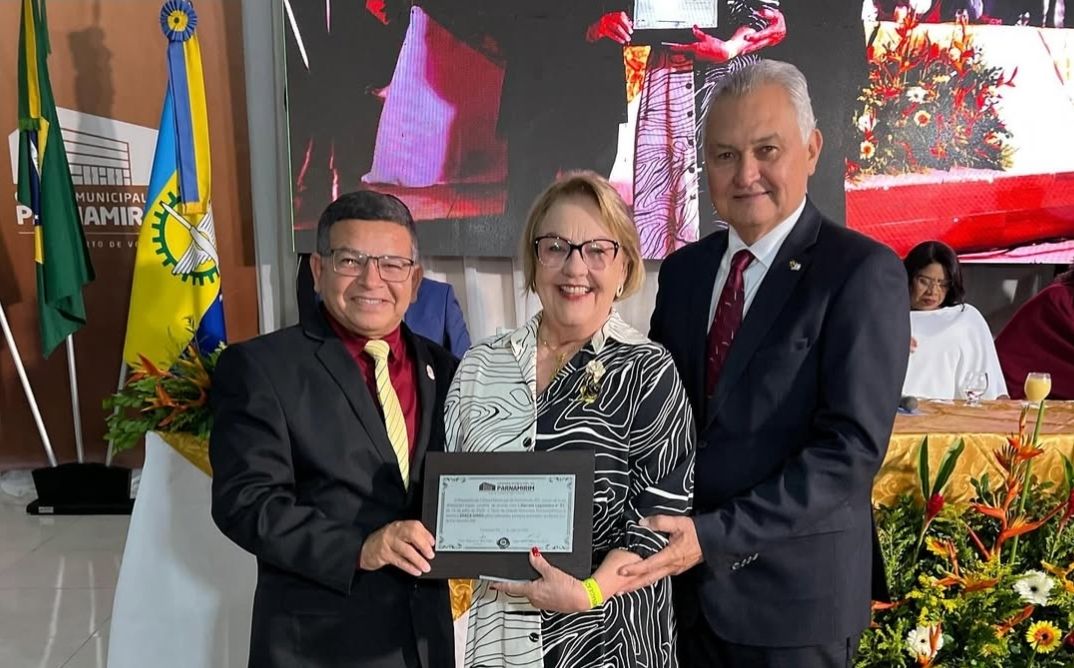 Vereador Serginho entrega título de cidadão parnamirinense a Graça Girão