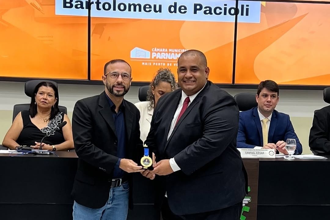 Vereador Chicão homenageia contador Rodrigo Santos com a Comenda Mérito Bartolomeu de Pacioli