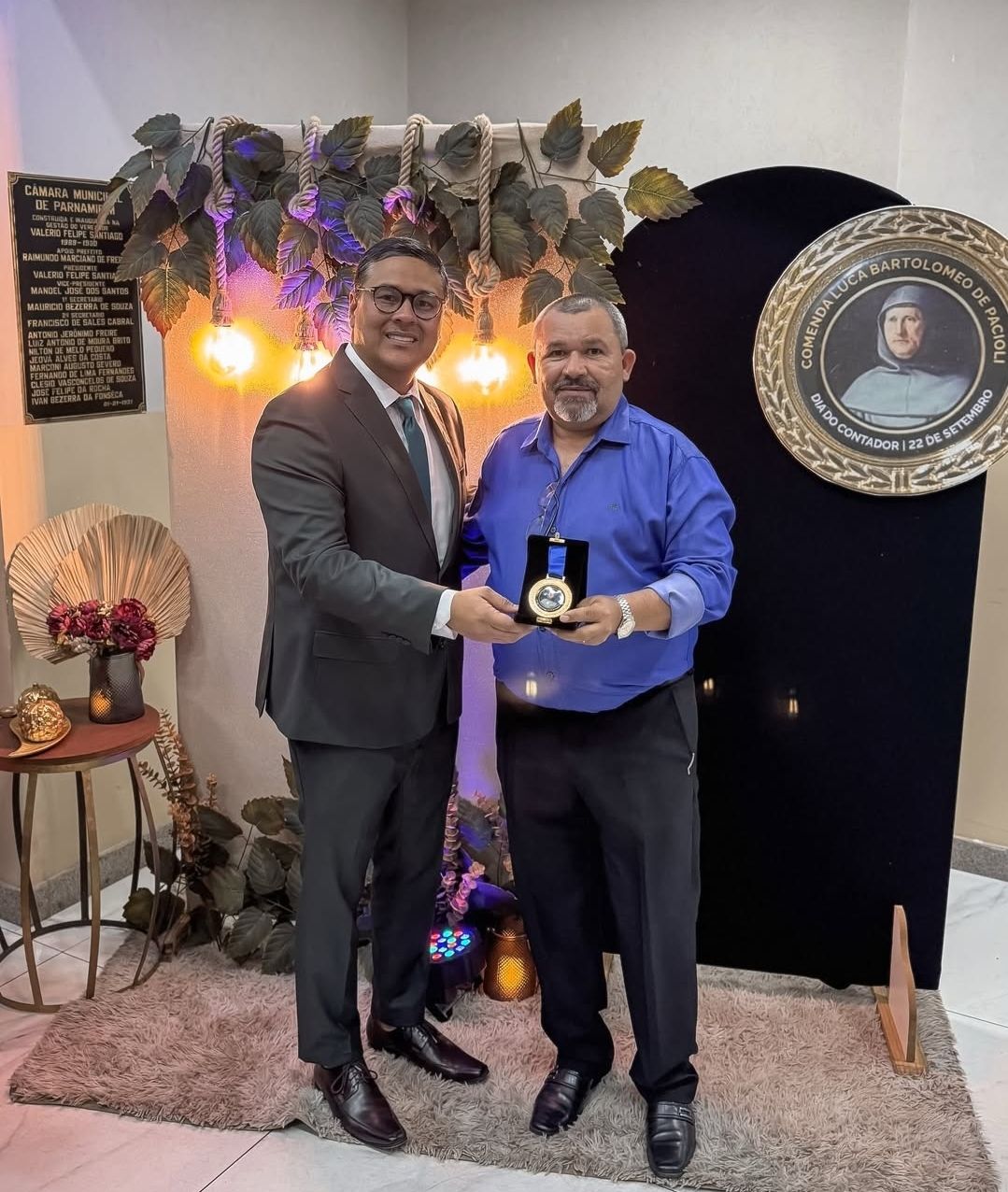 Vereador Eurico da Japão homenageia contador Arivonaldo da Silva com Comenda de Mérito