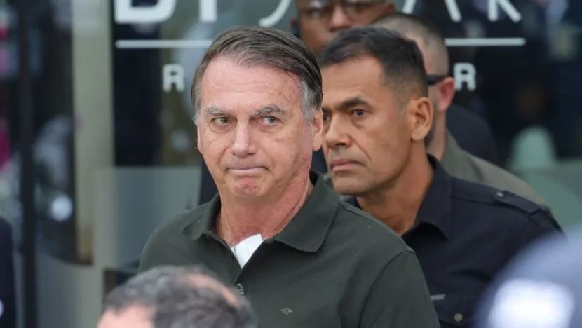 Bolsonaro começa a cumprir pena após decisão de Moraes e seguirá na PF em Brasília