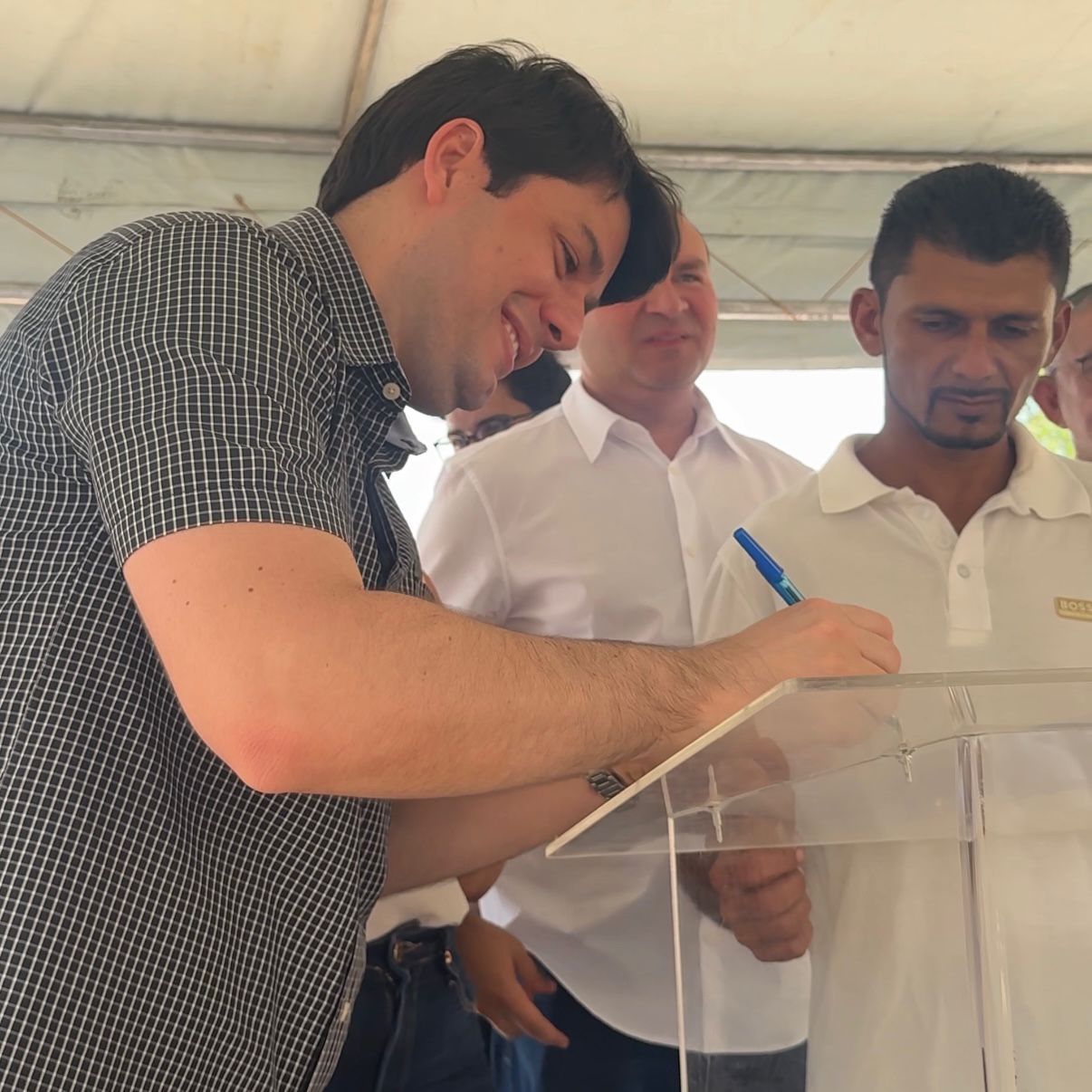 RUA PICO DO CABUGI SERÁ PAVIMENTADA APÓS ANOS DE ESPERA GRAÇAS À PARCERIA ENTRE DEPUTADO SARGENTO GONÇALVES E VEREADOR GABRIEL CÉSAR