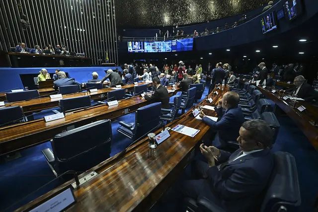 Senado aprova projeto de lei para reduzir penas de Bolsonaro e outros condenados por tentativa de golpe