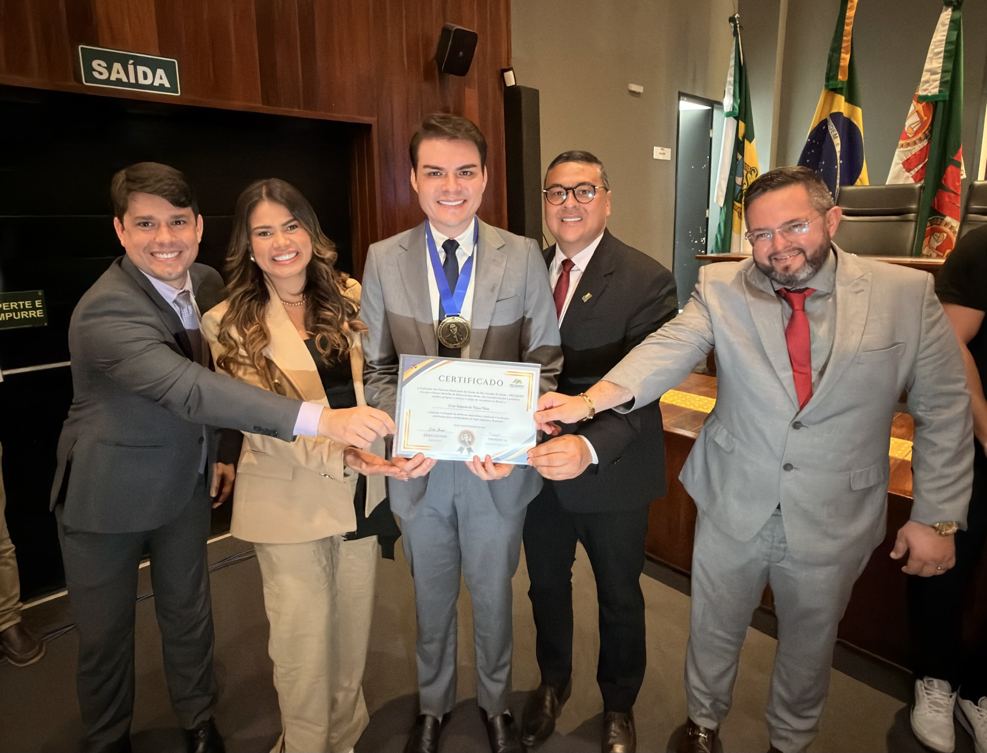 DR. CÉSAR MAIA É HOMENAGEADO PELA FECAM COM MEDALHA JOANA BESSA